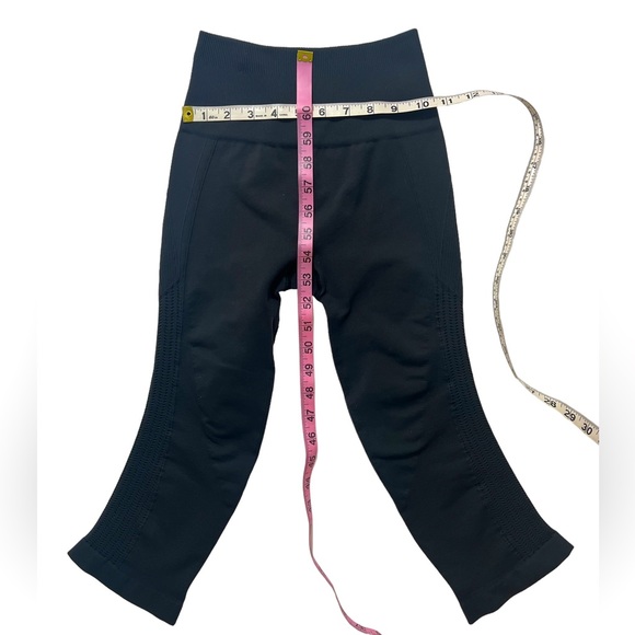 Lululemon Cropped Compression Leggings ~ Sz 2 - Picture 6 of 6